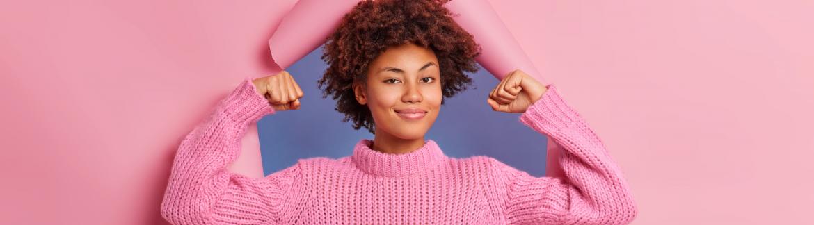 Mujer joven jersey rosa